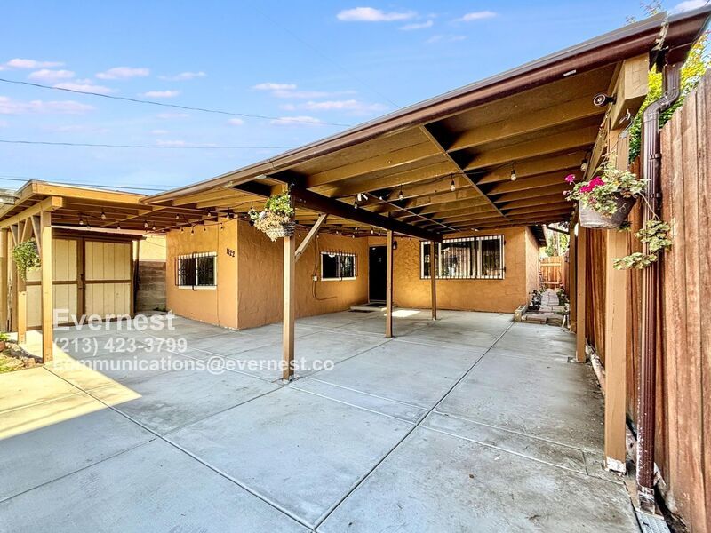 1122 E 60th St in Los Angeles, CA - Building Photo