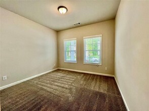 1702 Dover Creek Ln in Lawrenceville, GA - Foto de edificio - Building Photo