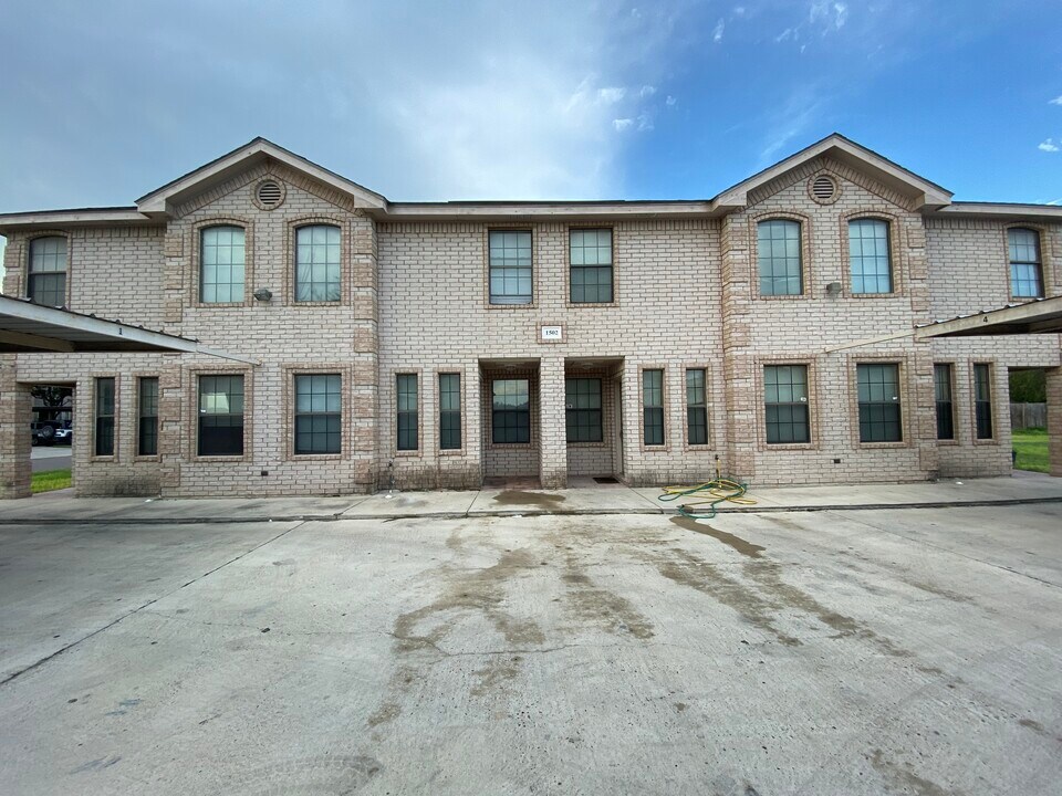 1502 W Kiwi in Pharr, TX - Building Photo