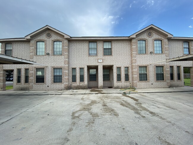property at 1502 W Kiwi