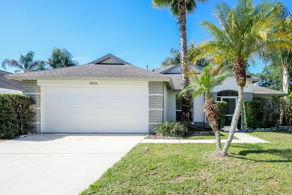 28434 Meadowrush Way in Zephyrhills, FL - Foto de edificio