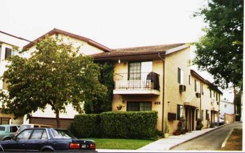 625 E Cypress Ave in Burbank, CA - Building Photo - Building Photo