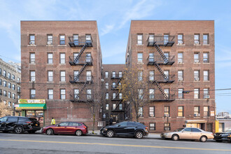 24-16 38th Ave in Long Island City, NY - Foto de edificio - Building Photo