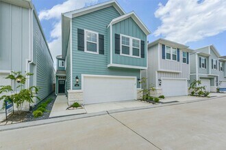 583 Avisa Dr in Kemah, TX - Foto de edificio - Building Photo