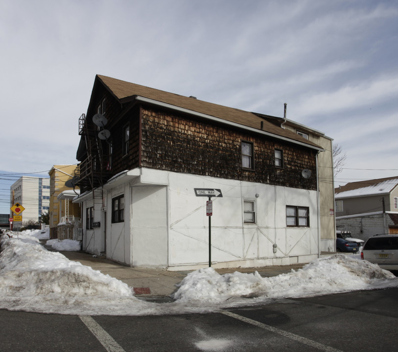 320 Williamson St in Elizabeth, NJ - Building Photo