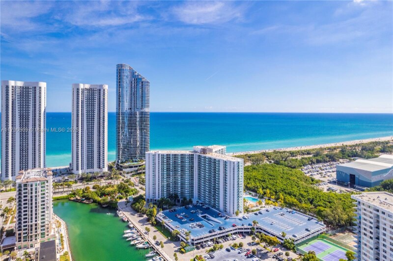 100 Bayview Dr in Sunny Isles Beach, FL - Building Photo