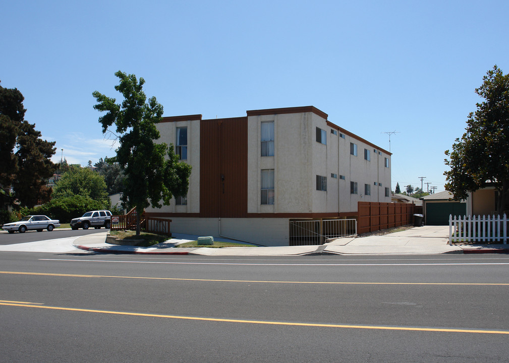 8359 University Ave in La Mesa, CA - Building Photo