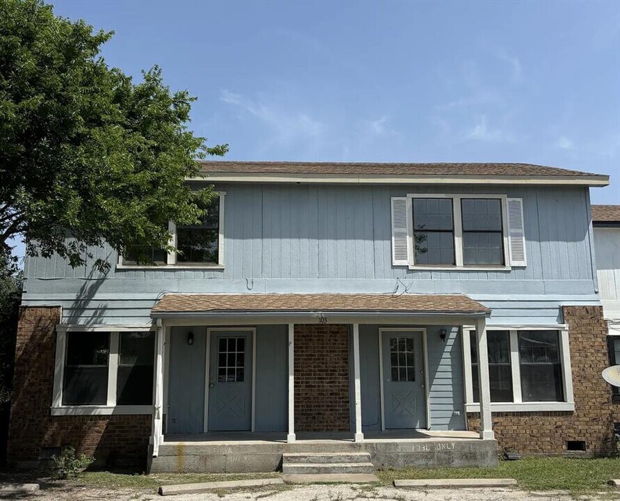 103 E Moerbe St in Thorndale, TX - Building Photo
