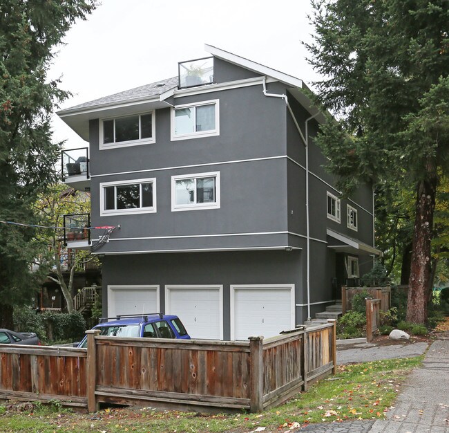 1209 Woodland Dr in Vancouver, BC - Building Photo - Building Photo