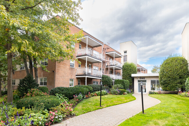 The Sherman in Great Neck, NY - Foto de edificio - Building Photo