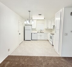 200 Northwoods Ave in Manteca, CA - Foto de edificio - Building Photo