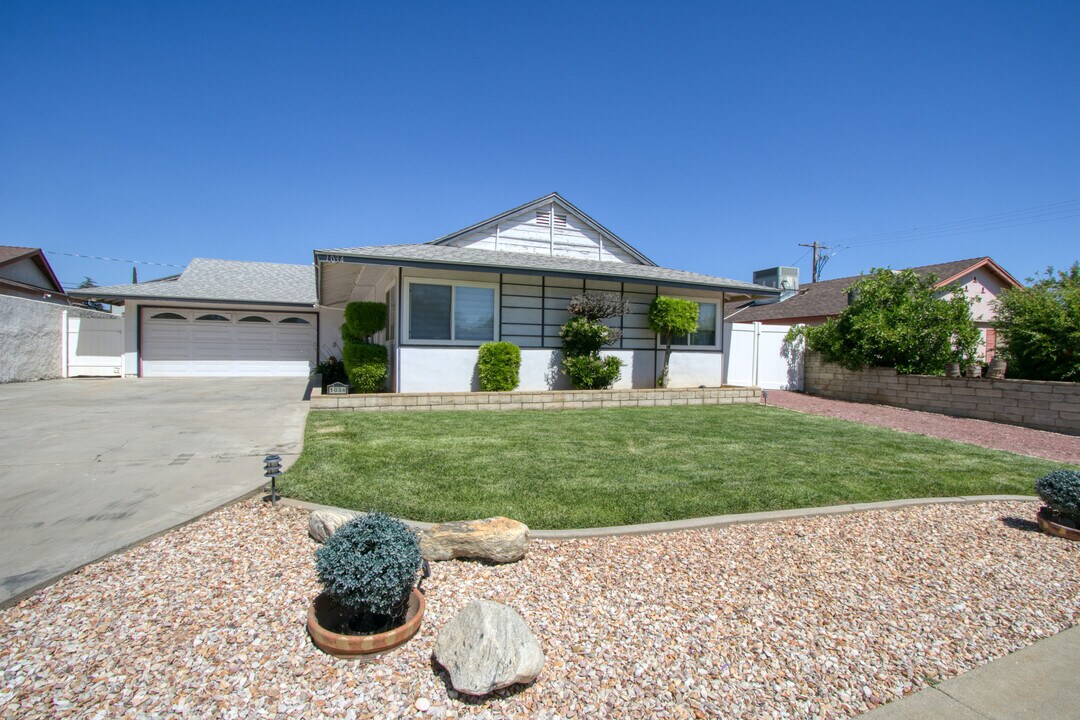 1034 Thompson Ave N in Banning, CA - Foto de edificio