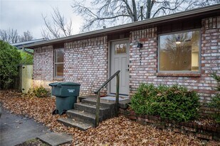 221 E Adobe St in Fayetteville, AR - Building Photo