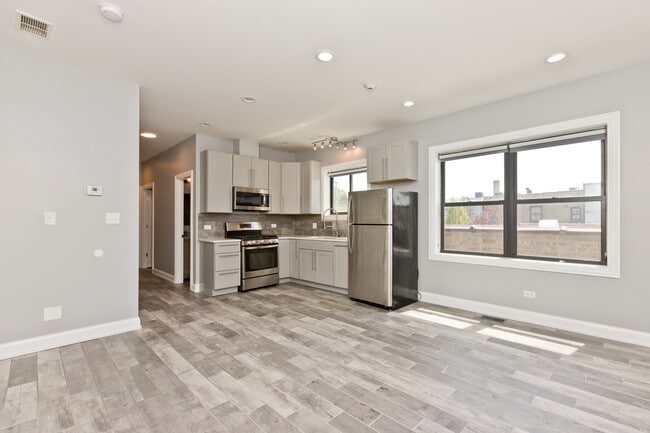 3813 N Cicero Ave, Unit 2 in Chicago, IL - Building Photo - Building Photo