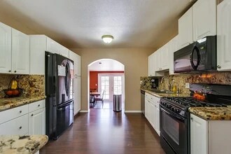 6824 Harvala St in San Diego, CA - Foto de edificio - Building Photo