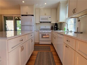 152 Tuckerman Ave in Middletown, RI - Building Photo - Building Photo