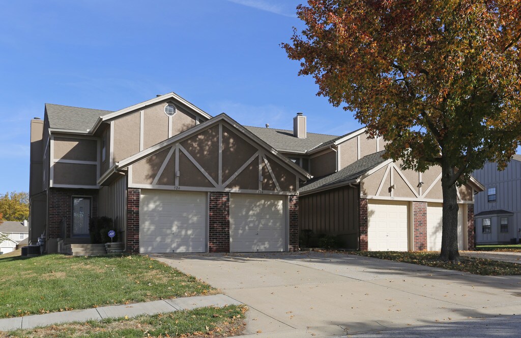 Chapel Oaks Apartments in Lee's Summit, MO