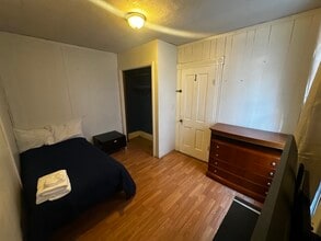 109 E Hampton St, Unit Front house in Staunton, VA - Building Photo - Building Photo