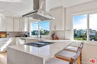 29 Lighthouse St in Marina Del Rey, CA - Building Photo