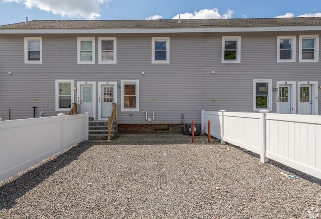 8 Lawton Pl, Unit 7 in Waltham, MA - Building Photo - Building Photo