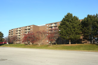 Maple Village Apartments in Adrian, MI - Building Photo - Building Photo