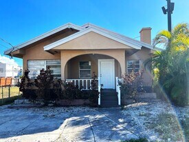 1662 NW 1st St in Miami, FL - Building Photo