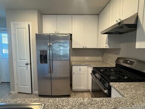 9011 Little Hoss in Converse, TX - Foto de edificio - Building Photo