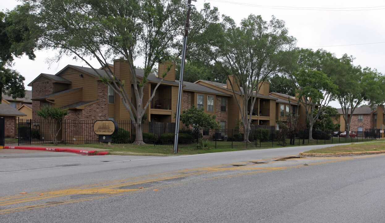 Southlake Villas in Houston, TX - Building Photo