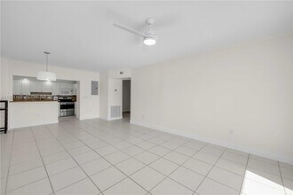 462 Golden Isles Dr in Hallandale Beach, FL - Building Photo - Building Photo