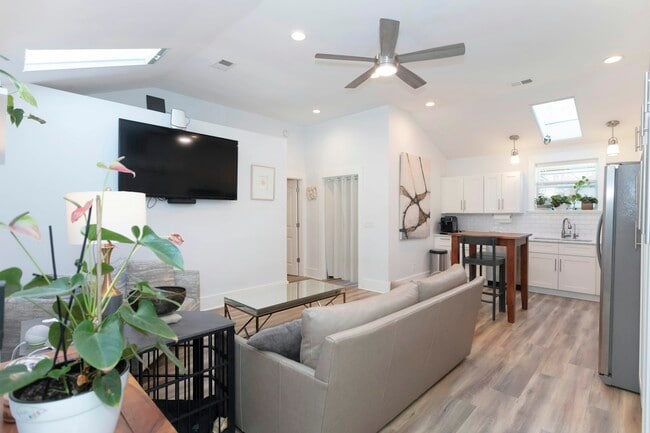 903 Winston Pl