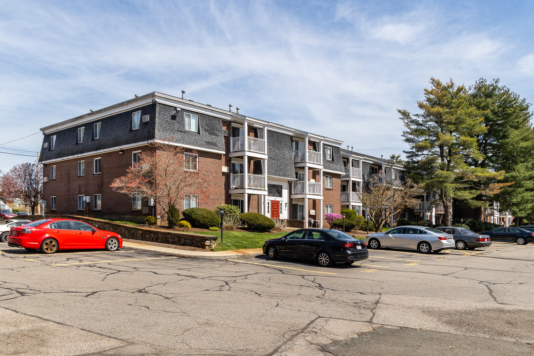 Canton Village Condominium in Canton, MA - Foto de edificio