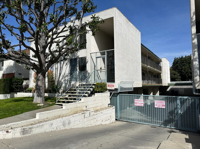 Crown Heights Apartments in Van Nuys, CA - Foto de edificio - Building Photo