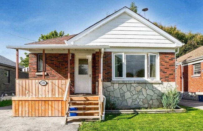 206 Wilson Rd S in Oshawa, ON - Building Photo - Building Photo