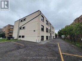 2637 Keele St in Toronto, ON - Building Photo