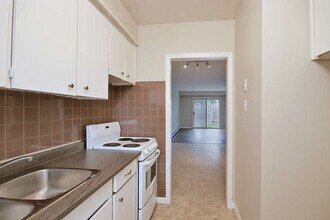 RENOVATED TWO BEDROOM TOWNHOME IN NORTHEAS in London, ON - Building Photo - Building Photo