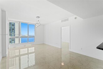 300 S Biscayne Blvd, Unit T2414 in Miami, FL - Building Photo - Building Photo