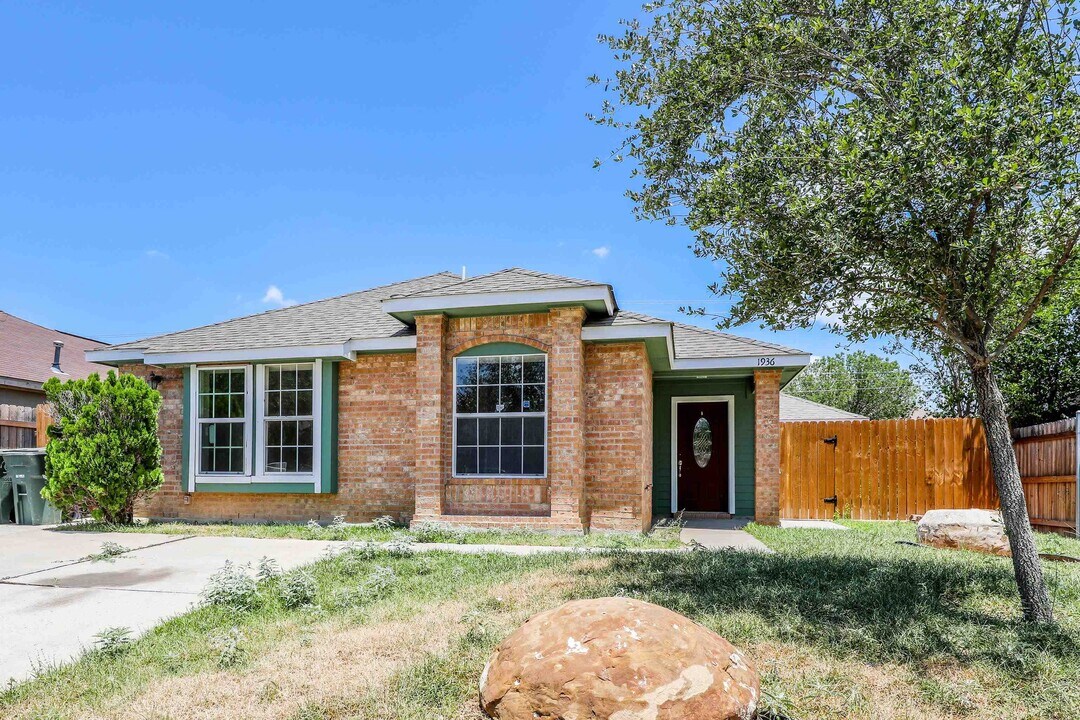 1936 Denmark Ln in Laredo, TX - Building Photo