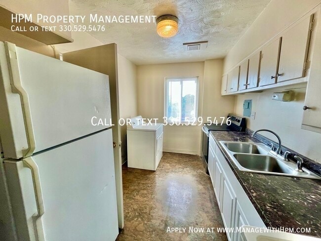 20584 Lorain Rd in Fairview Park, OH - Building Photo - Building Photo