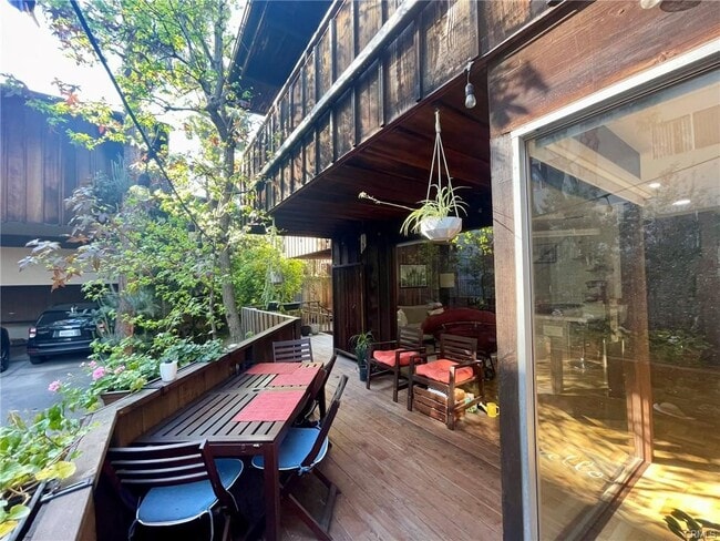 11616 Chenault St in Los Angeles, CA - Building Photo - Building Photo