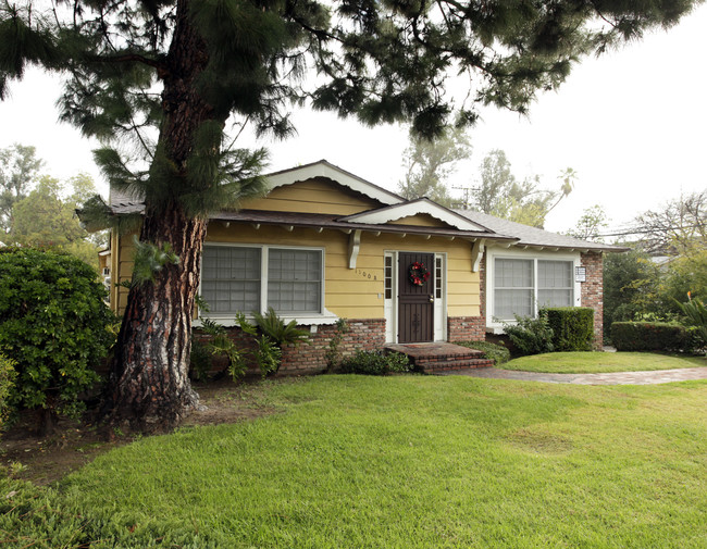 1100 N Monterey St in Alhambra, CA - Foto de edificio - Building Photo