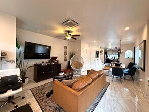 5004 Rowena Ave in Austin, TX - Foto de edificio - Building Photo