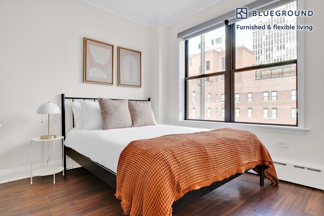 200 E Chestnut St in Chicago, IL - Building Photo