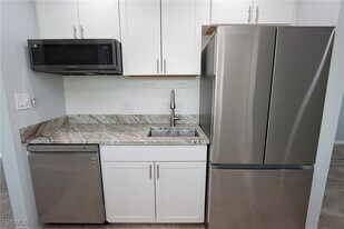 8109 Country Rd in Ft. Myers, FL - Building Photo