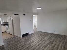 2002 W 4700 S in Roy, UT - Building Photo