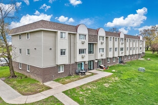 Douglas Park Apartments in Urbandale, IA - Building Photo
