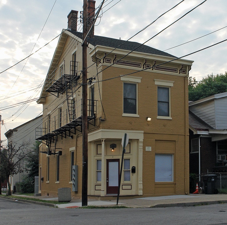 1322 Garrard St in Covington, KY - Building Photo