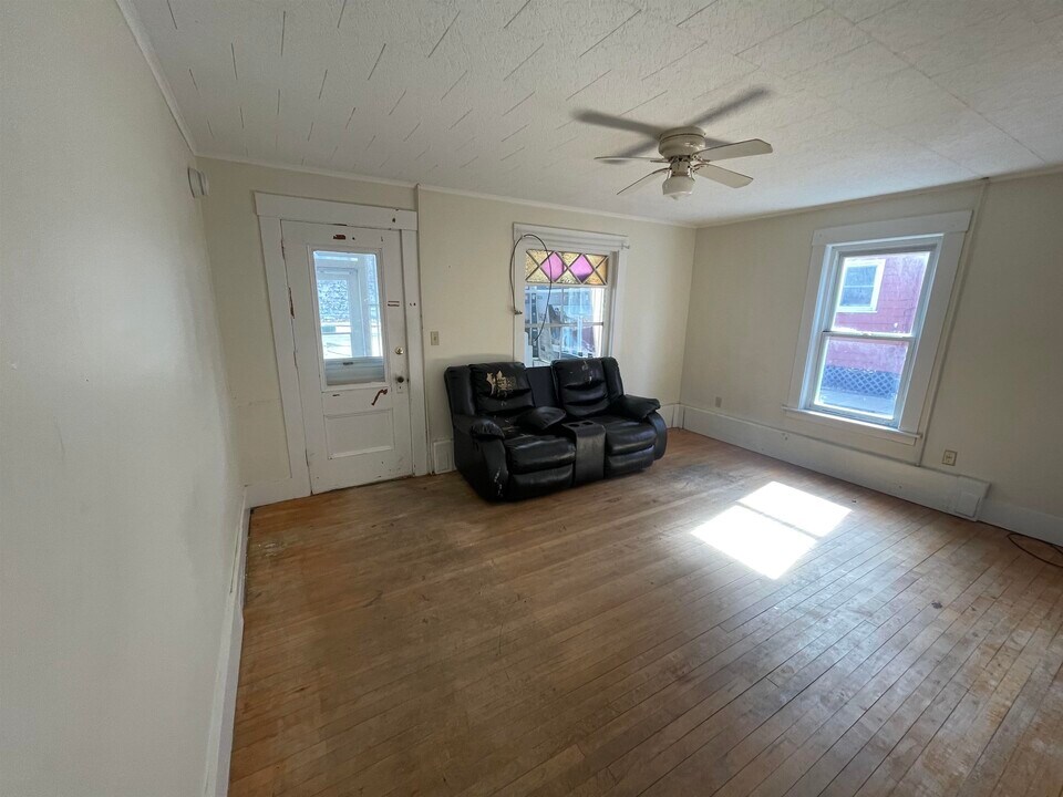 635 Hillsboro St in Berlin, NH - Building Photo