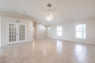 2121 NW 18th Pl in Cape Coral, FL - Foto de edificio - Building Photo