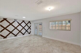 3055 Riverside Dr in Coral Springs, FL - Building Photo - Building Photo