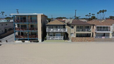 1203 Seal Way in Seal Beach, CA - Building Photo - Building Photo